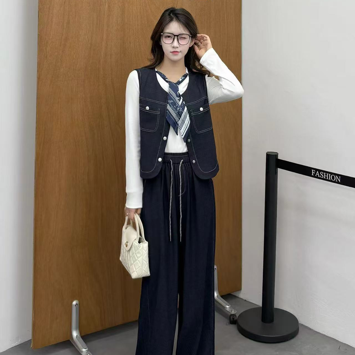 秋季女士高级感气质单排扣马甲外套搭配阔腿裤套装