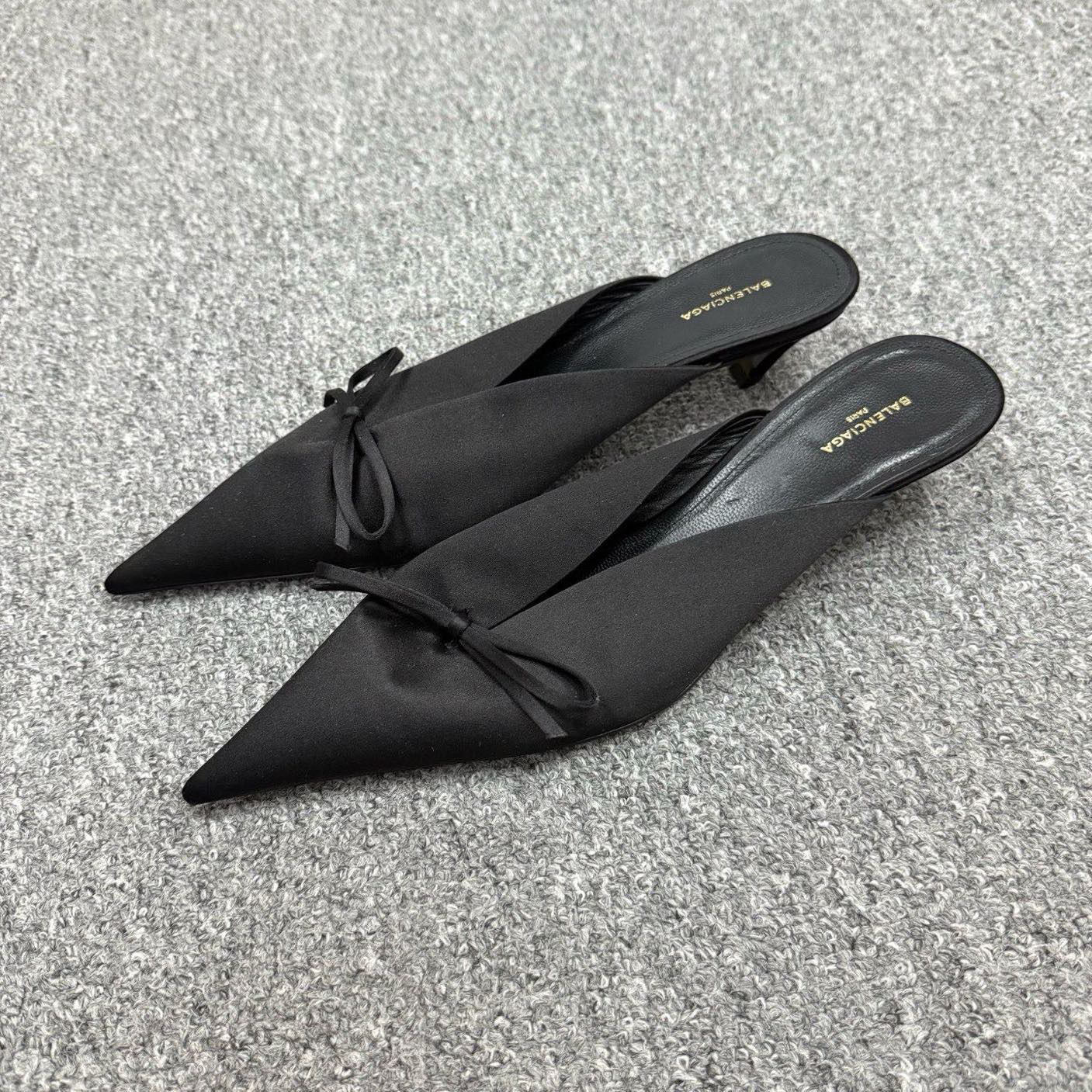 99新 Balenciaga/巴黎世家 15903889 黑色缎面尖头小跟鞋 38码