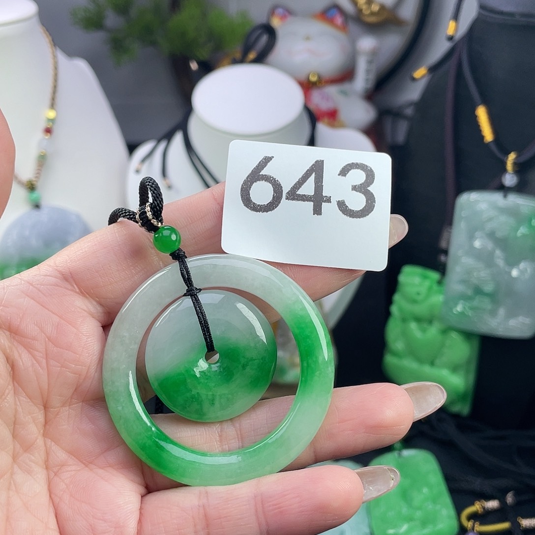 翡翠未镶嵌吊坠(赠链)