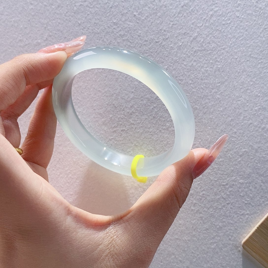 玛瑙/玉髓手镯未镶嵌56