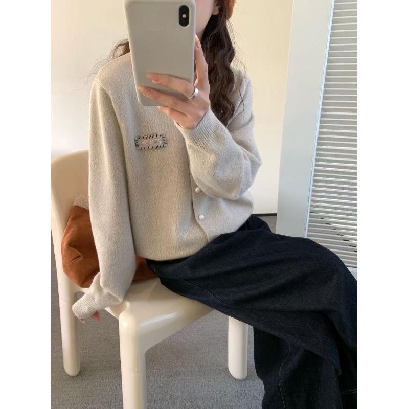 玲姐定制-软糯珍珠扣温柔风毛衣外套女字母款针织开衫373433 Q14