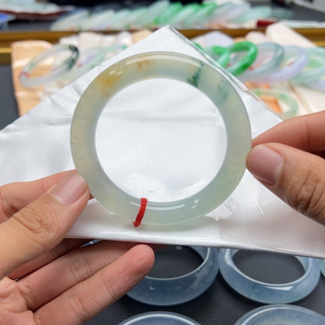 翡翠手镯未镶嵌黄加绿