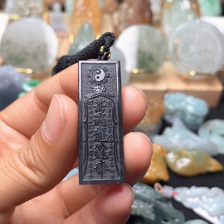 翡翠颈饰未镶嵌胖*嘟