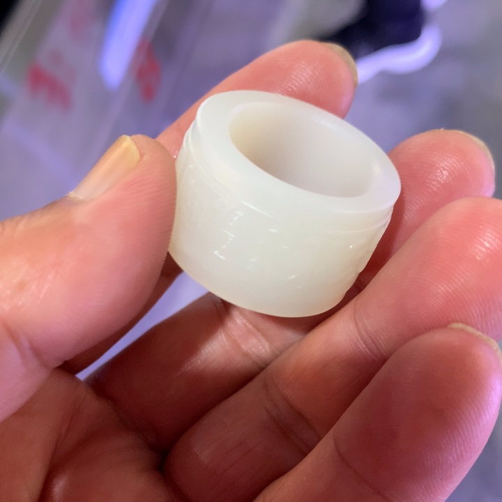 颈饰未镶嵌透闪石质玉