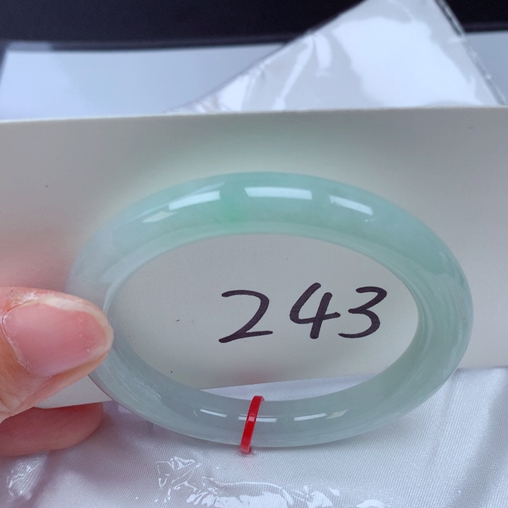 翡翠手镯未镶嵌翡翠