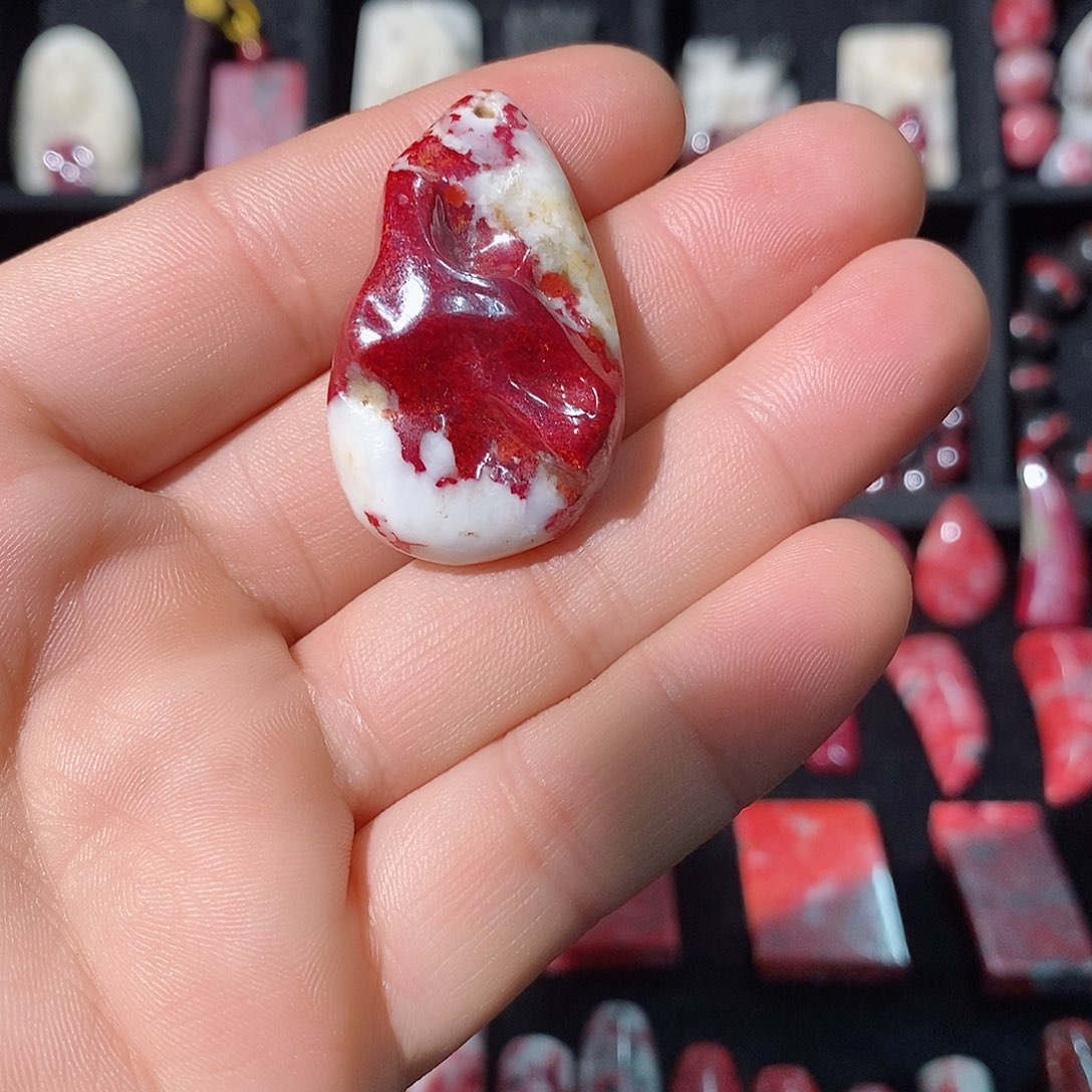 天然辰砂原石晶体吊坠