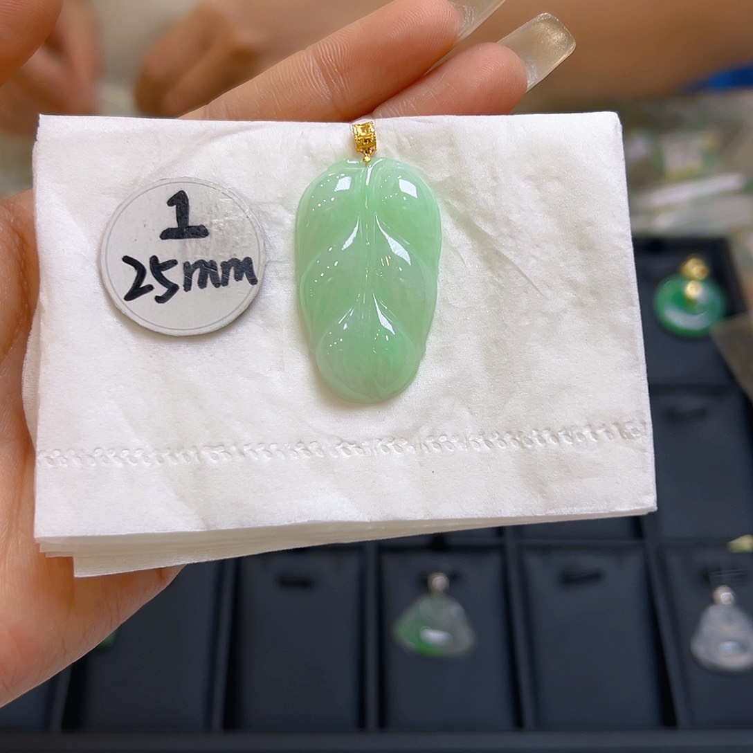 翡翠颈饰18K金镶嵌翡翠