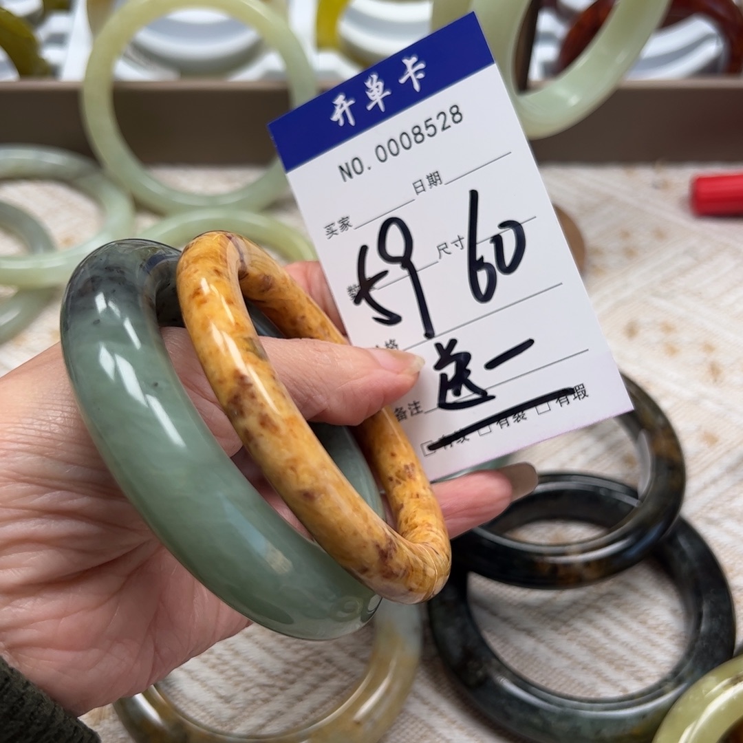 可***咪蛇纹石玉未镶嵌手镯