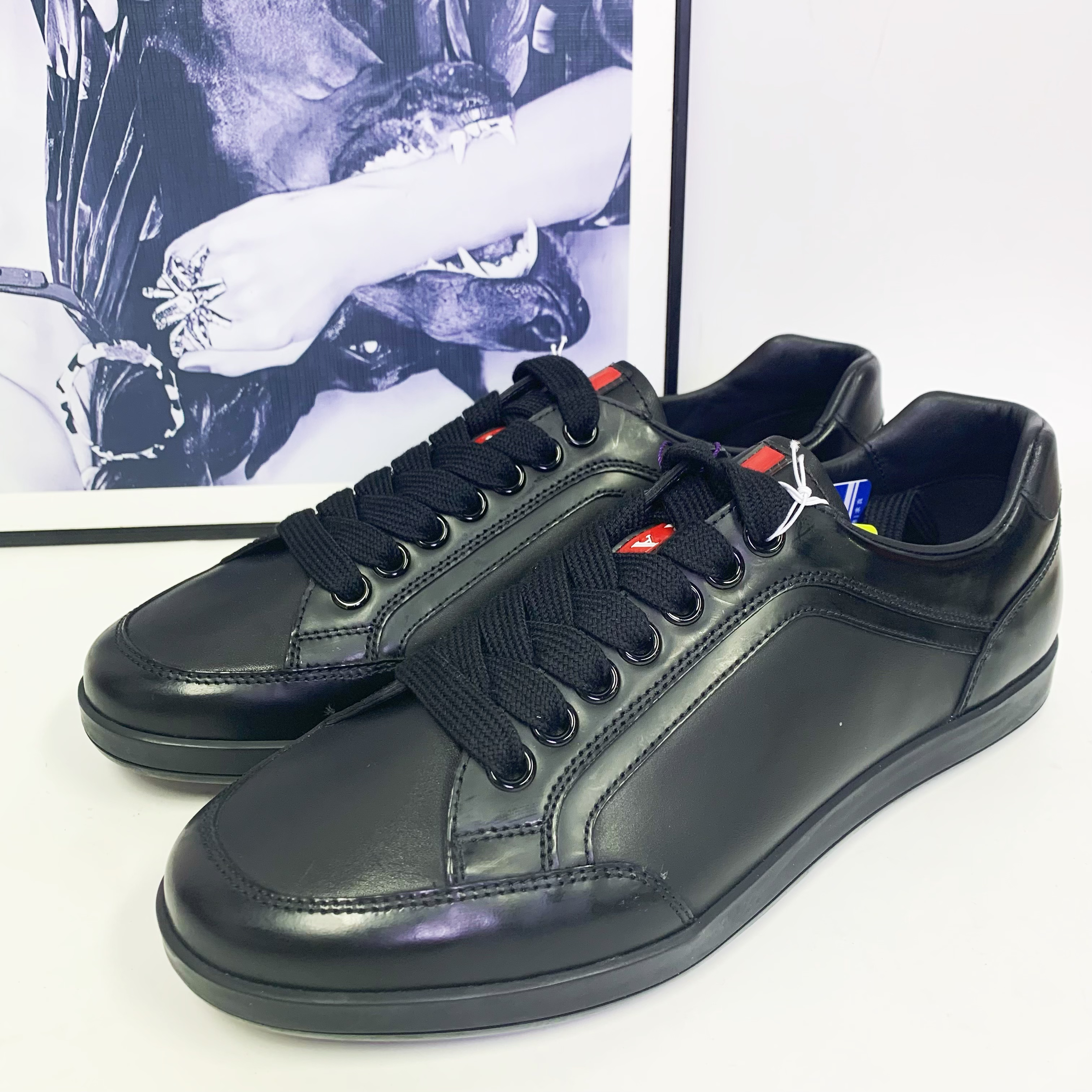 全新未使用 Prada/普拉达 普拉达黑色皮面红鞋舌板鞋鞋黑色时尚