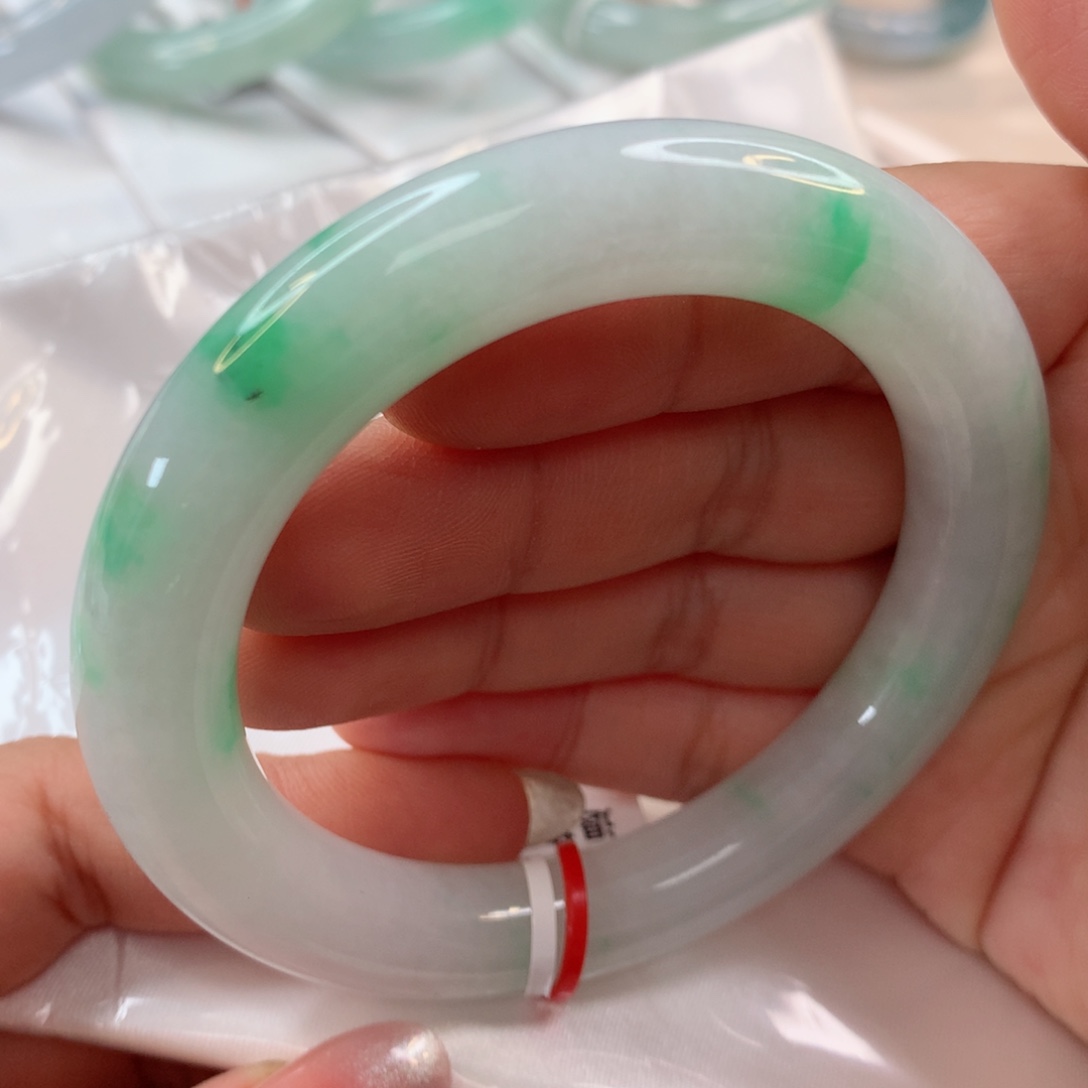 翡翠未镶嵌手镯（圆镯）飘阳绿