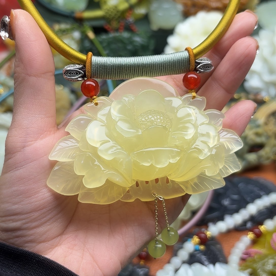 蛇纹石玉未镶嵌吊坠