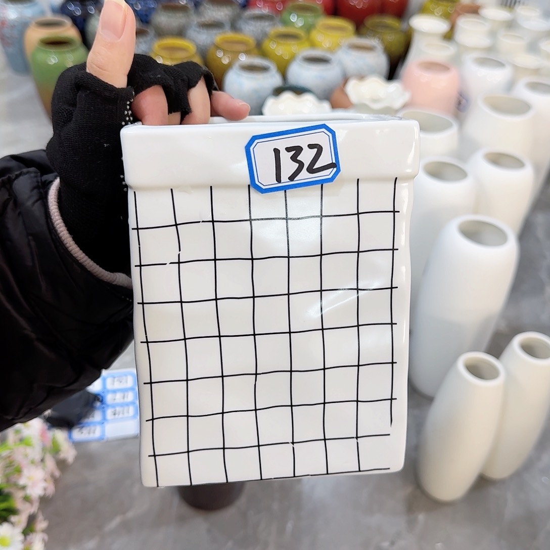 瓶132号小方陶瓷高16厘米微瑕一个