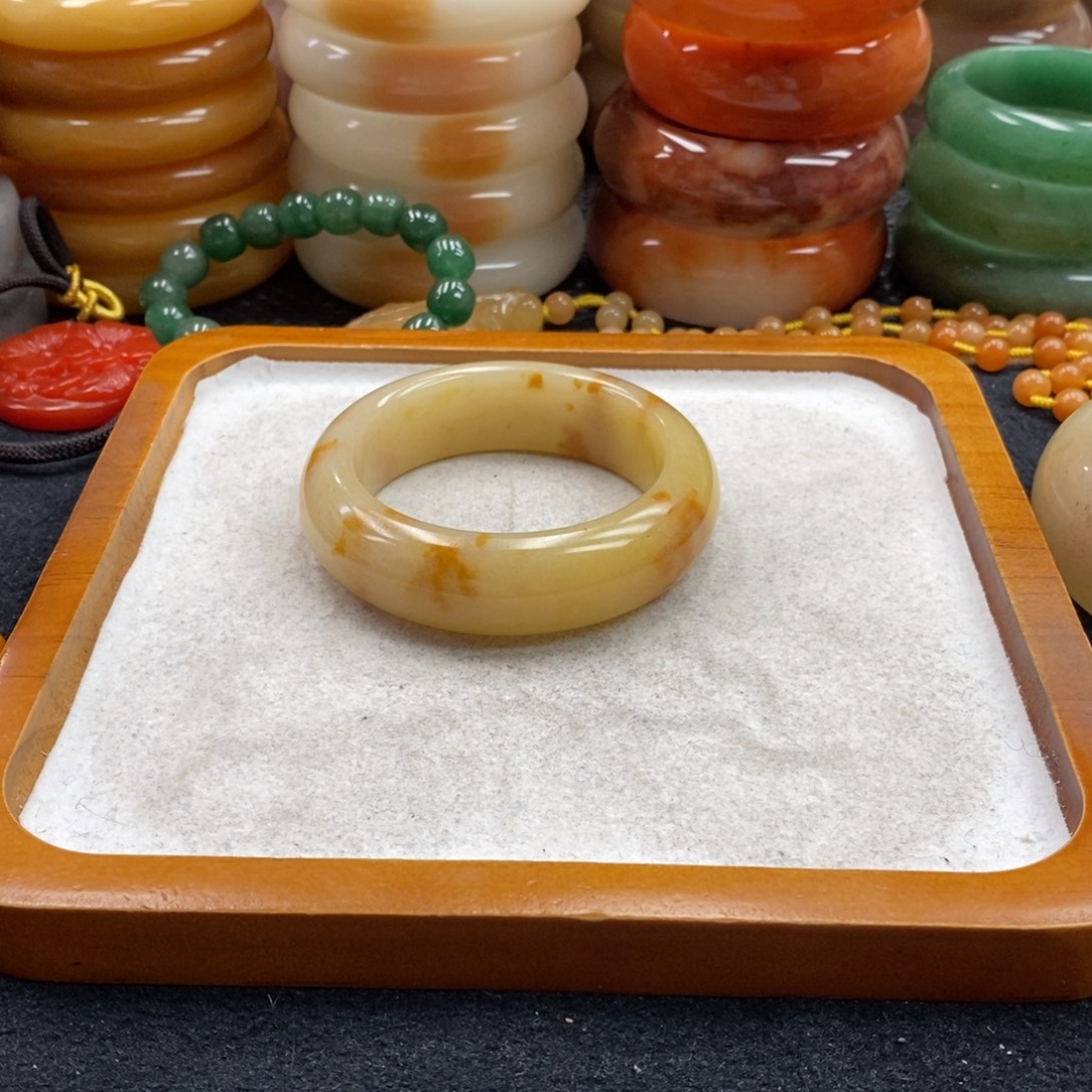 聆***年石英岩玉未镶嵌手镯（圆镯）