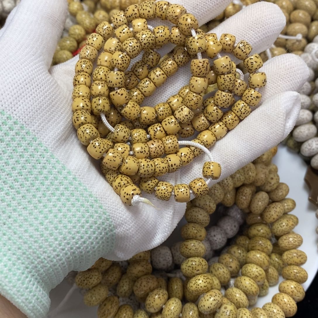 星月菩提吊坠6-7鸡油黄120颗