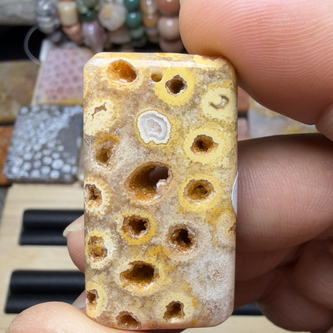 石英质玉未镶嵌纯天然色有机玉石保真色