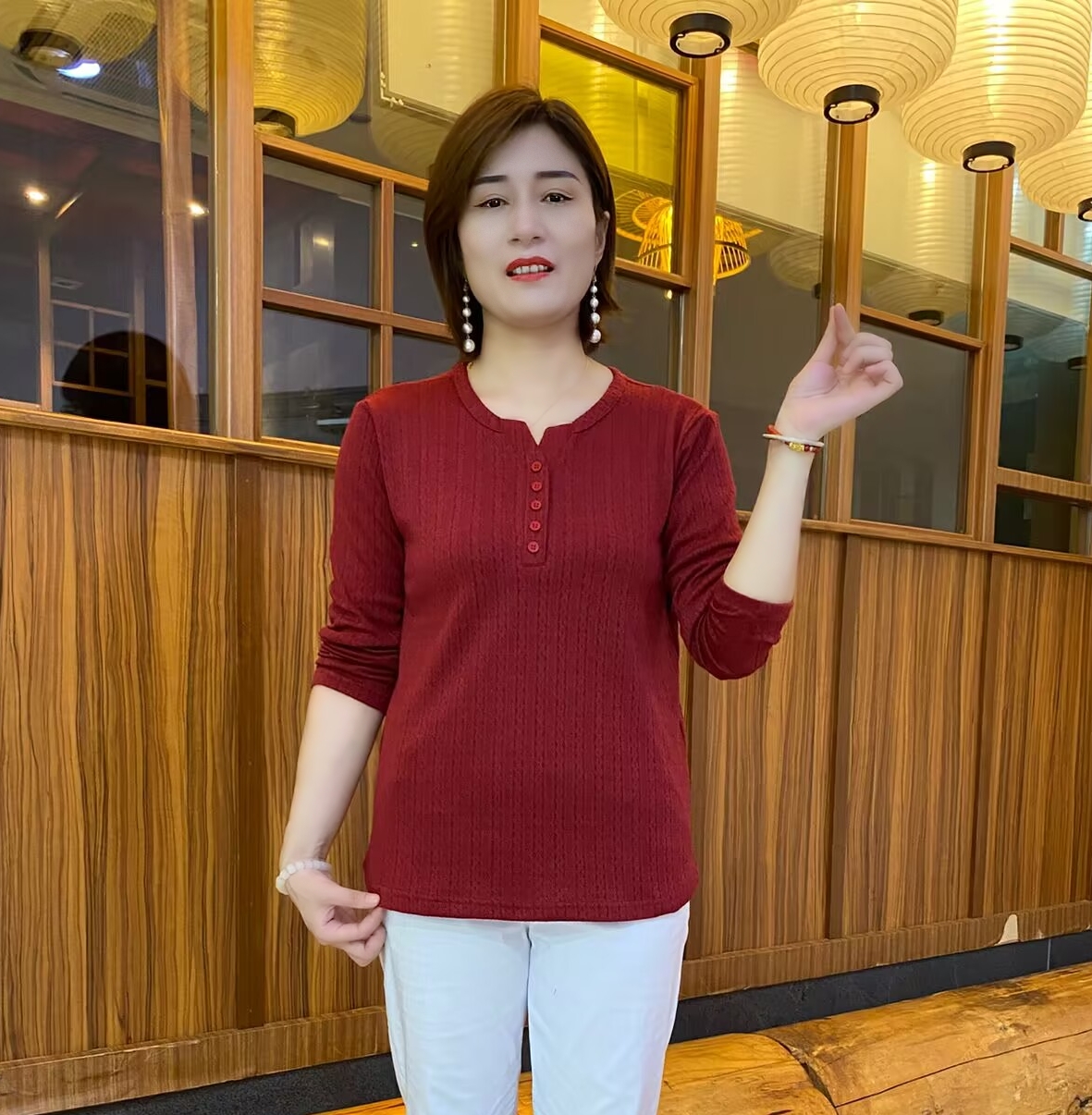 秋季新款极简风薄款常规中老年女装长袖显瘦圆领纯色小衫