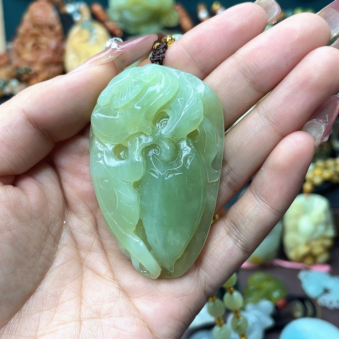 蛇纹石玉颈饰未镶嵌