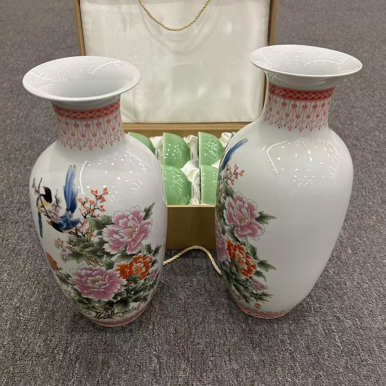 景德镇花鸟纹陶瓷对瓶龙泉影青碗十个