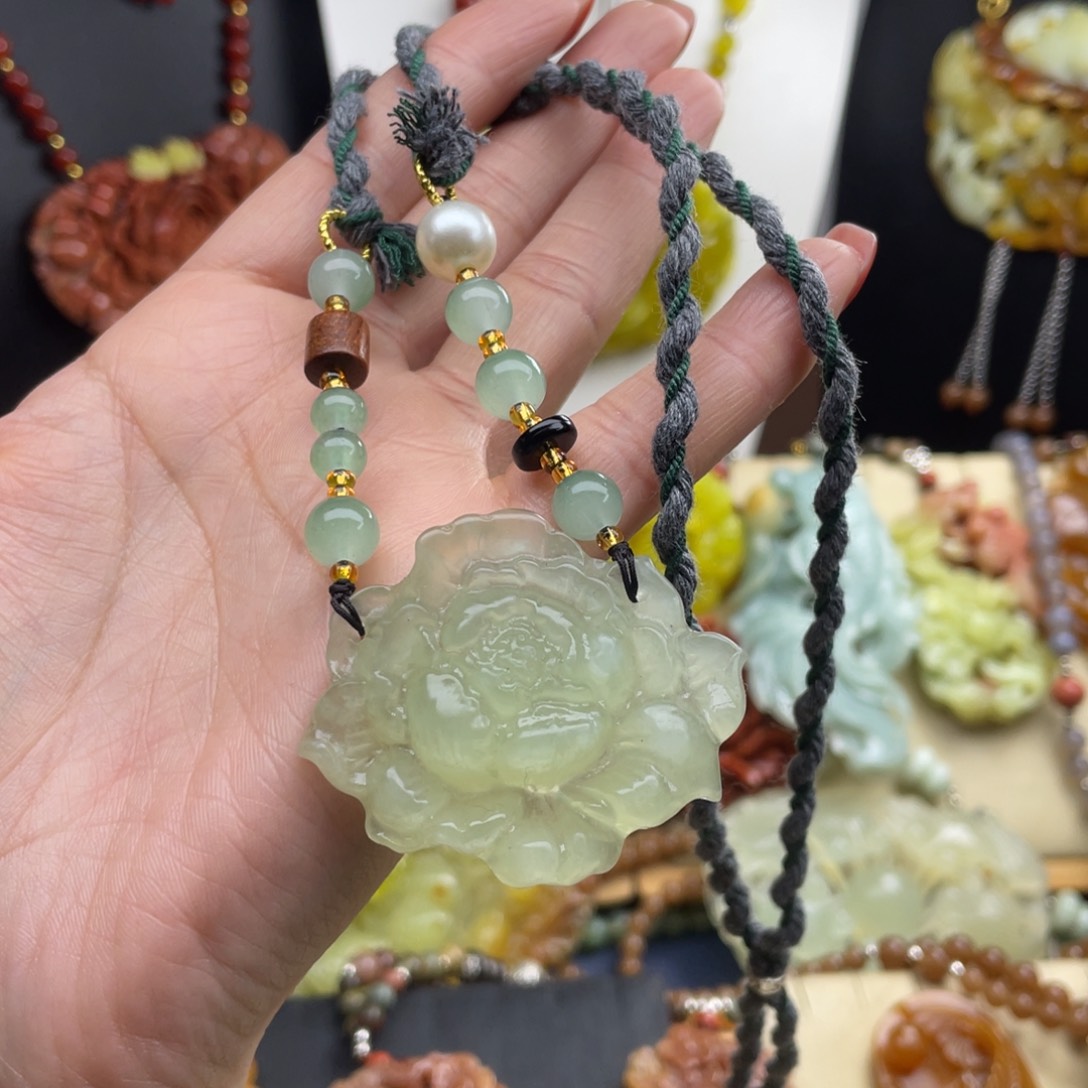 未镶嵌蛇纹石玉颈饰