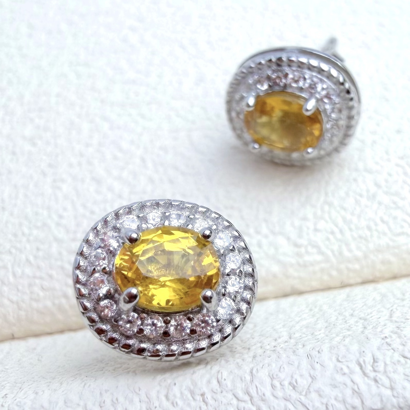 4*5mm天然黄海蓝宝耳钉金丝雀金绿柱石耳钉玻璃体满火彩925银镶嵌