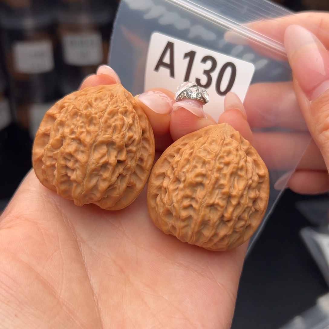 文玩核桃吊坠金牛38全品