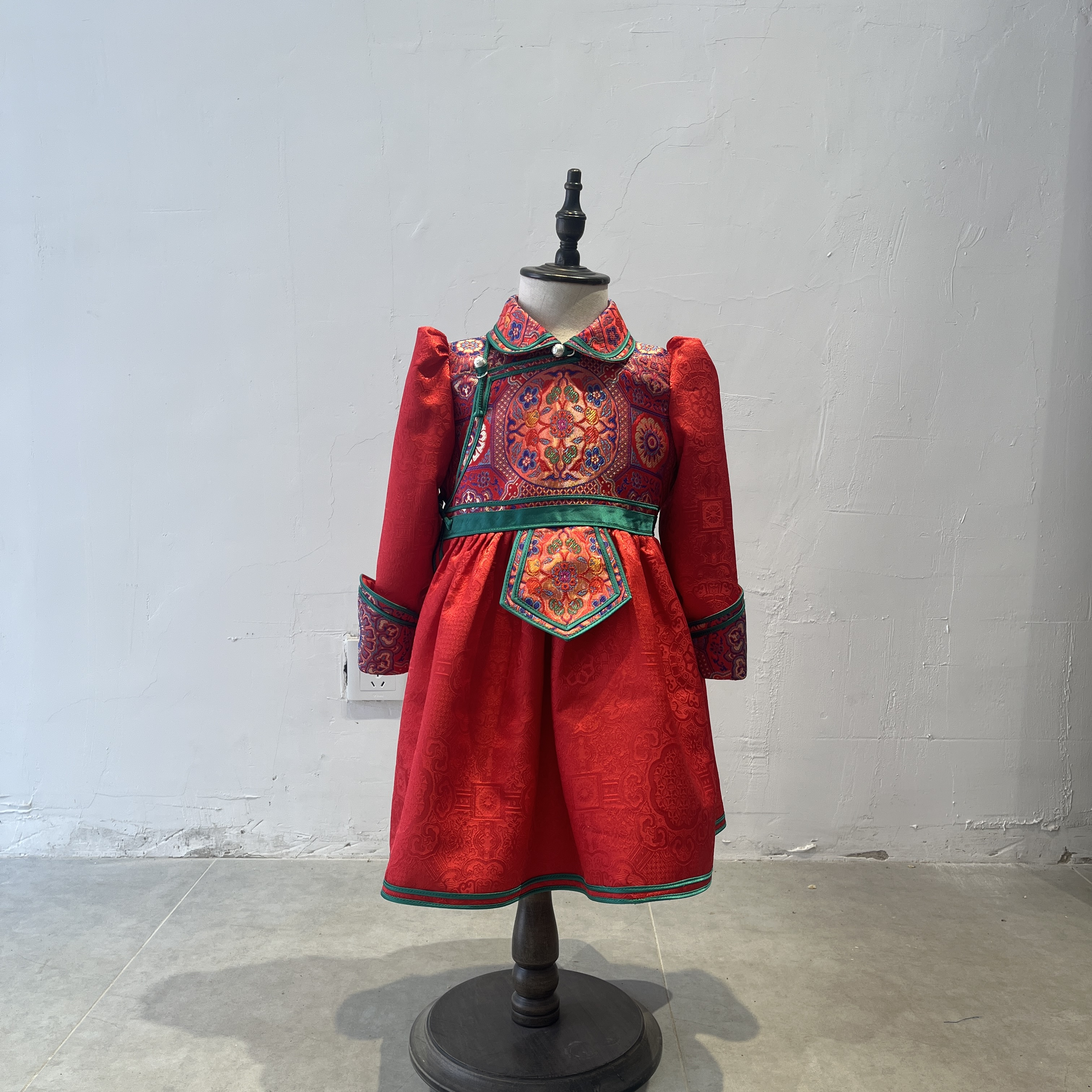 高琦 女童红色提花对襟日常翻领儿童蒙古外套重工儿童蒙古袍