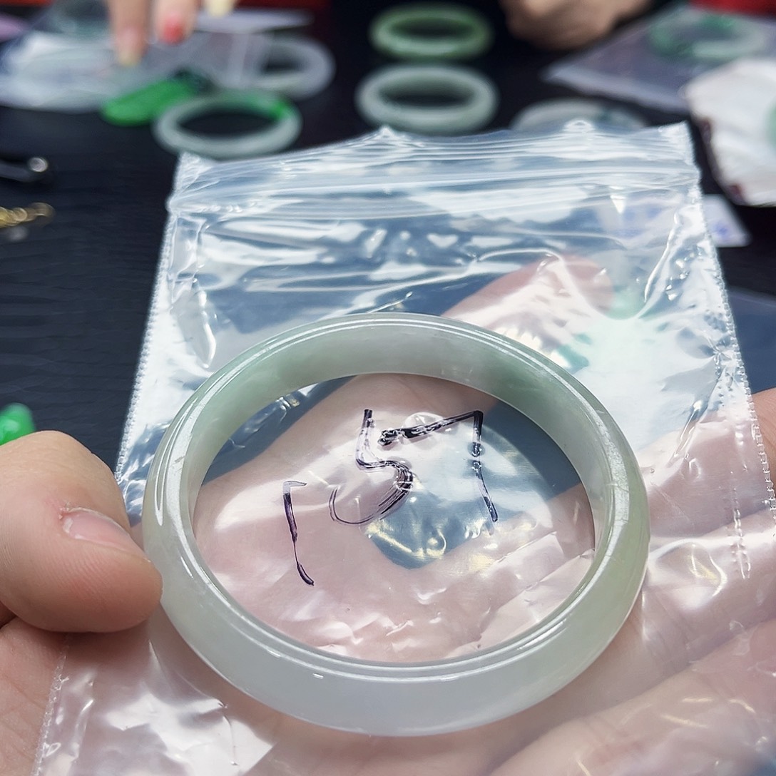 翡翠手镯未镶嵌多样性