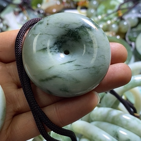 透闪石-蛇纹石玉颈饰未镶嵌