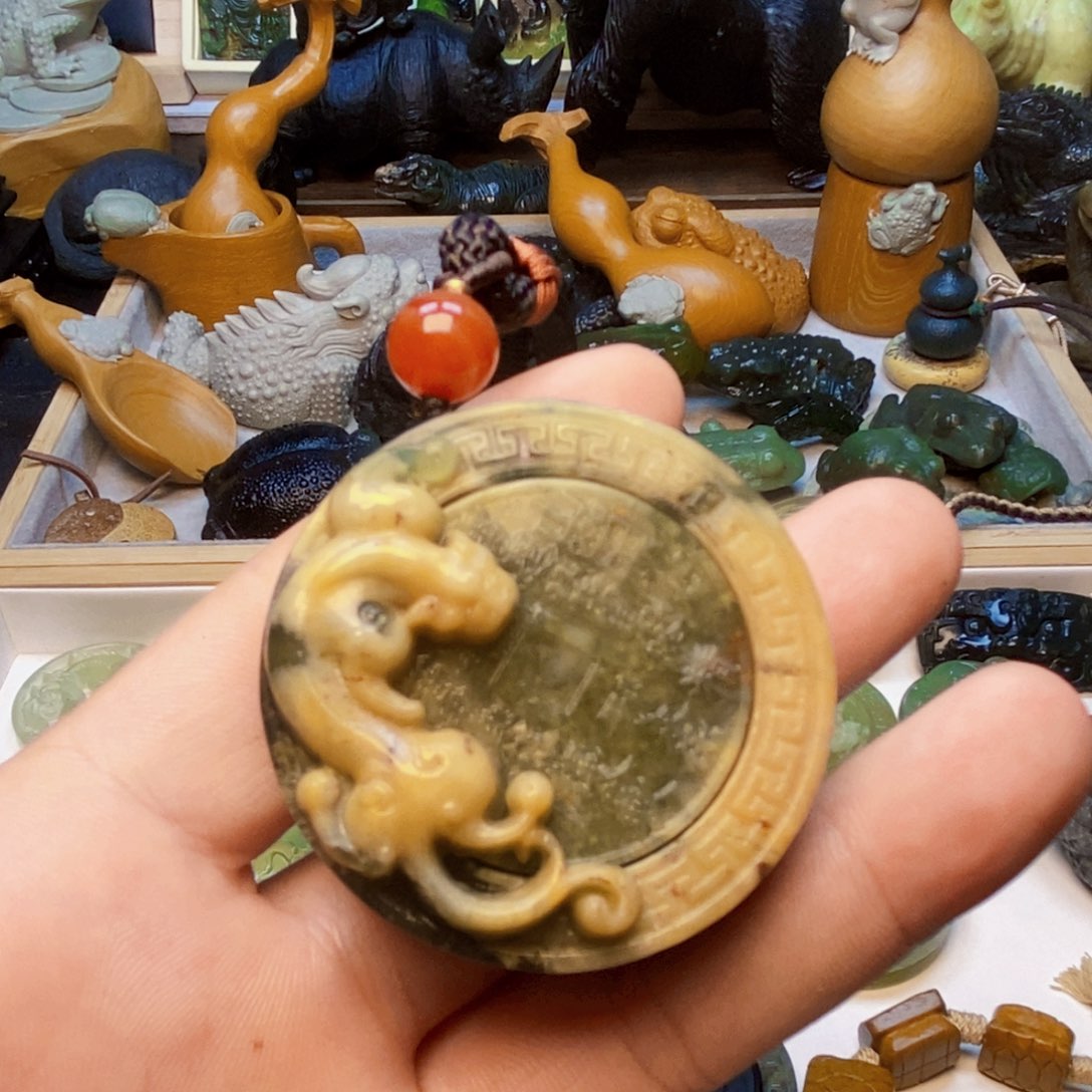 时***步蛇纹石玉未镶嵌颈饰