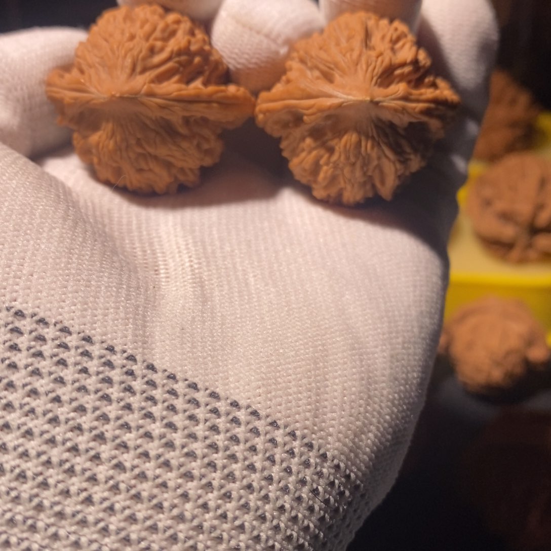 文玩核桃吊坠虎头