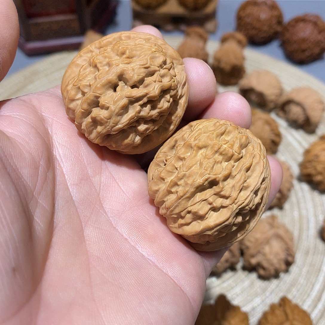 桃木文玩麻核桃白狮子异形