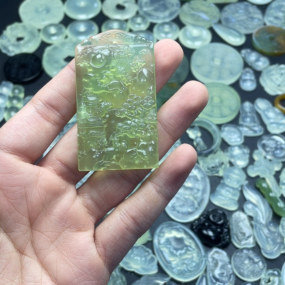 岫玉未镶嵌颈饰山水