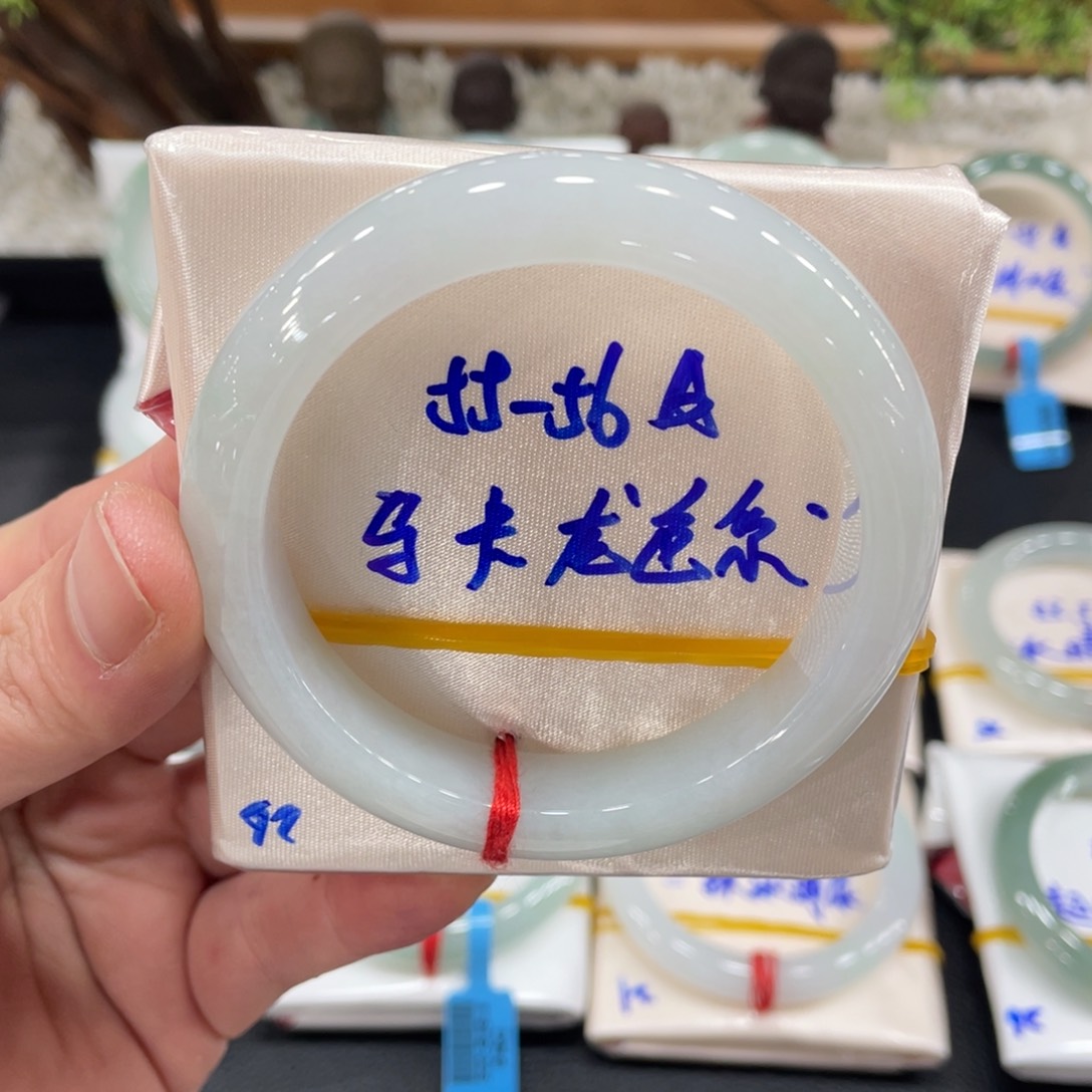 翡翠手镯未镶嵌翡翠