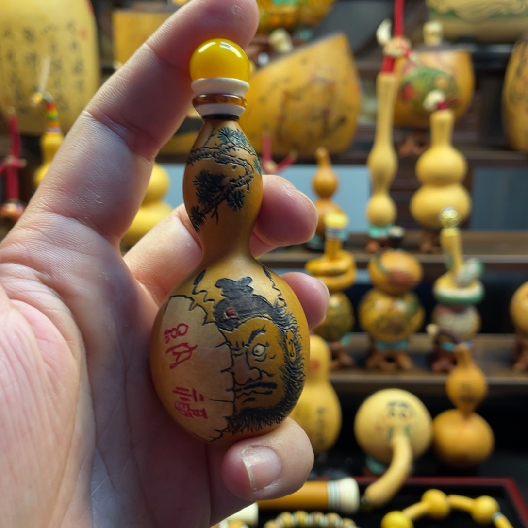 徐***?葫芦头泡在脸上轻轻按摩脸部