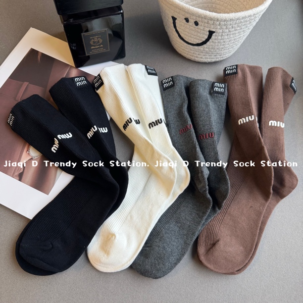 D秋季韩版布标简约袜子女中筒后跟烫印字母时尚休闲堆堆袜百搭
