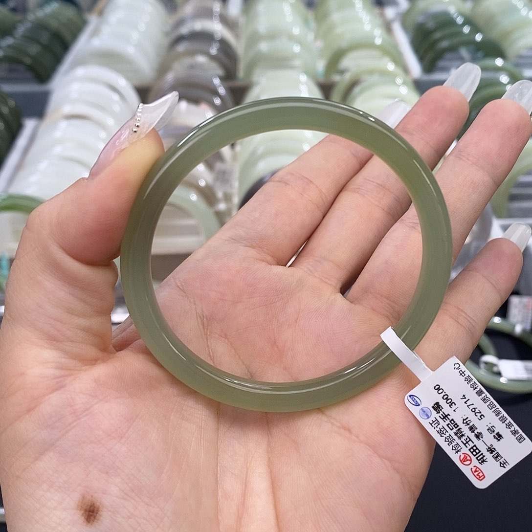 和田玉手镯未镶嵌57.58