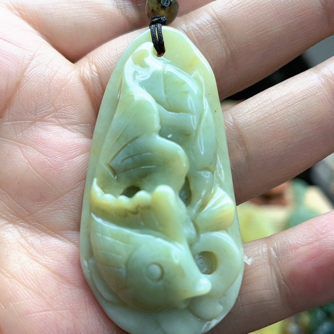 蛇纹石玉颈饰未镶嵌