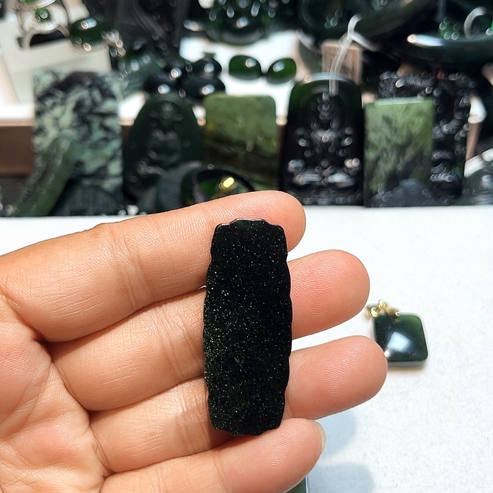 阿***张蛇纹石玉未镶嵌颈饰