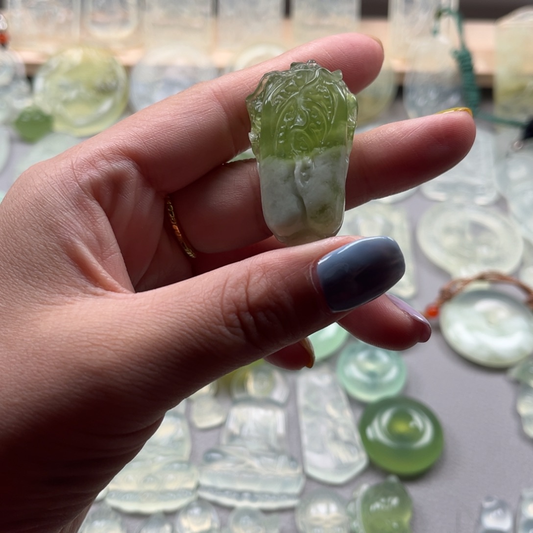 蛇纹石玉未镶嵌颈饰