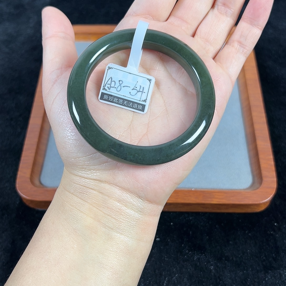 王***默和田玉未镶嵌颈饰