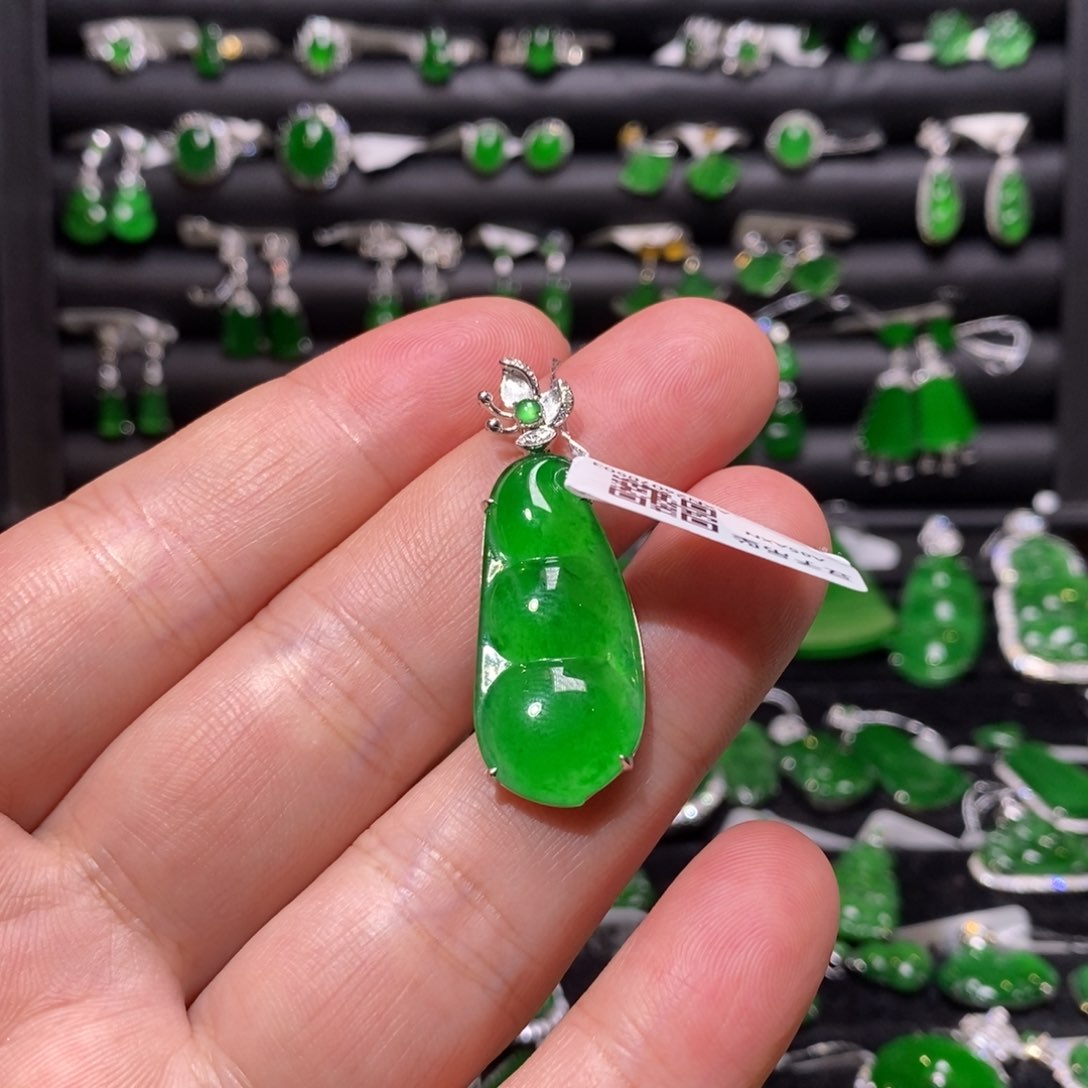 翡翠颈饰18K金镶嵌豆子吊坠