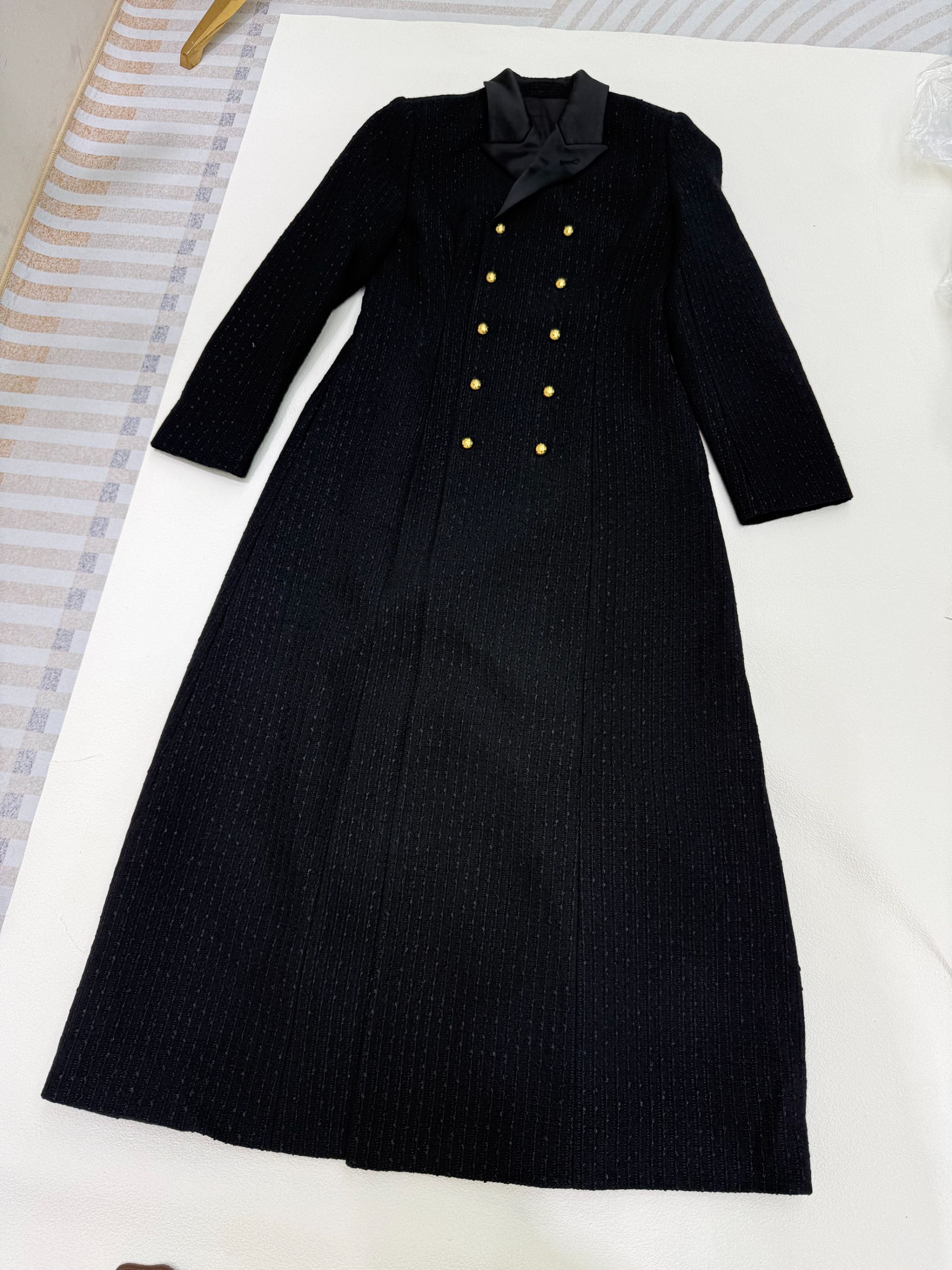 慕溢-148黑色双排金扣长袖提花连衣裙