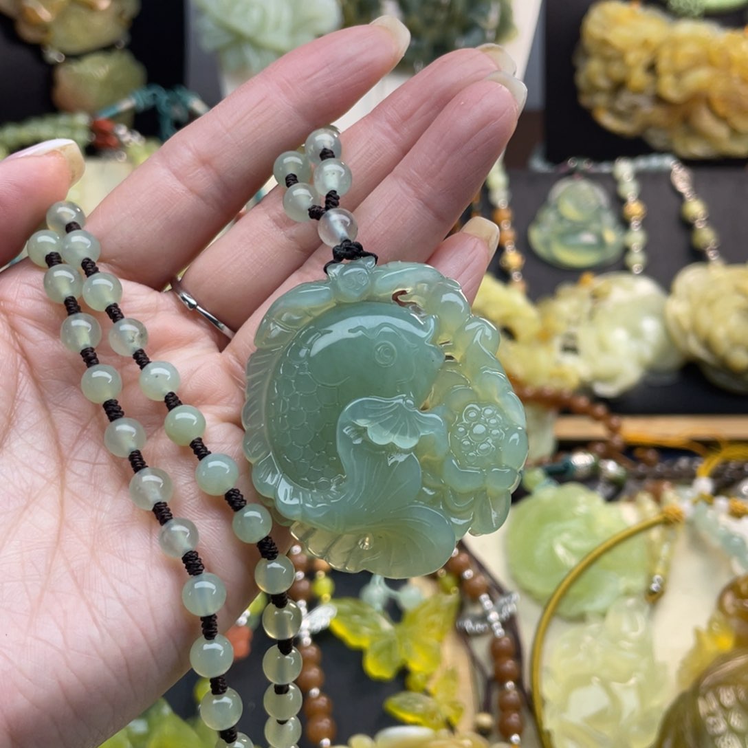 蛇纹石玉颈饰未镶嵌