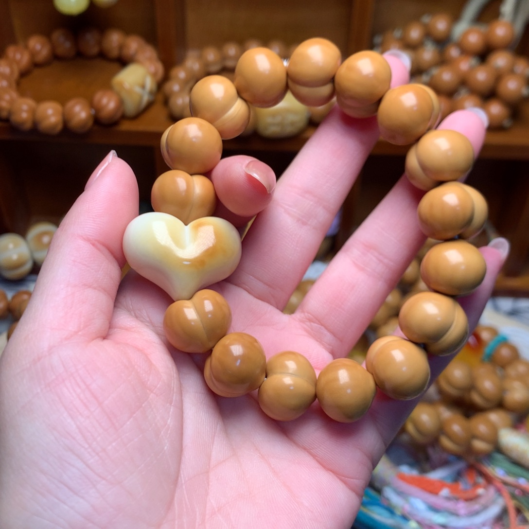 猴头核桃吊坠15高定屁桃手持白爱心