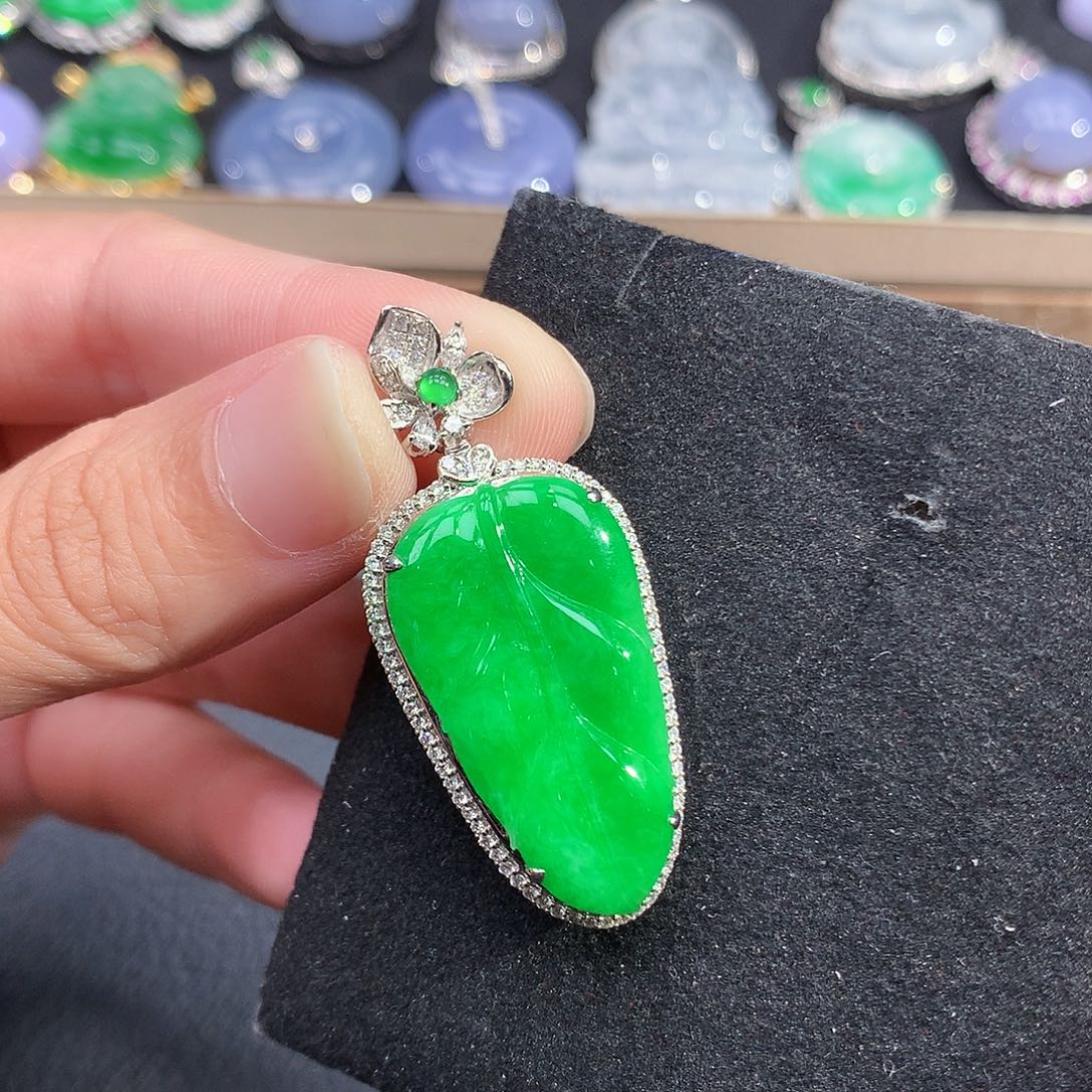 颈饰18K金镶嵌翡翠