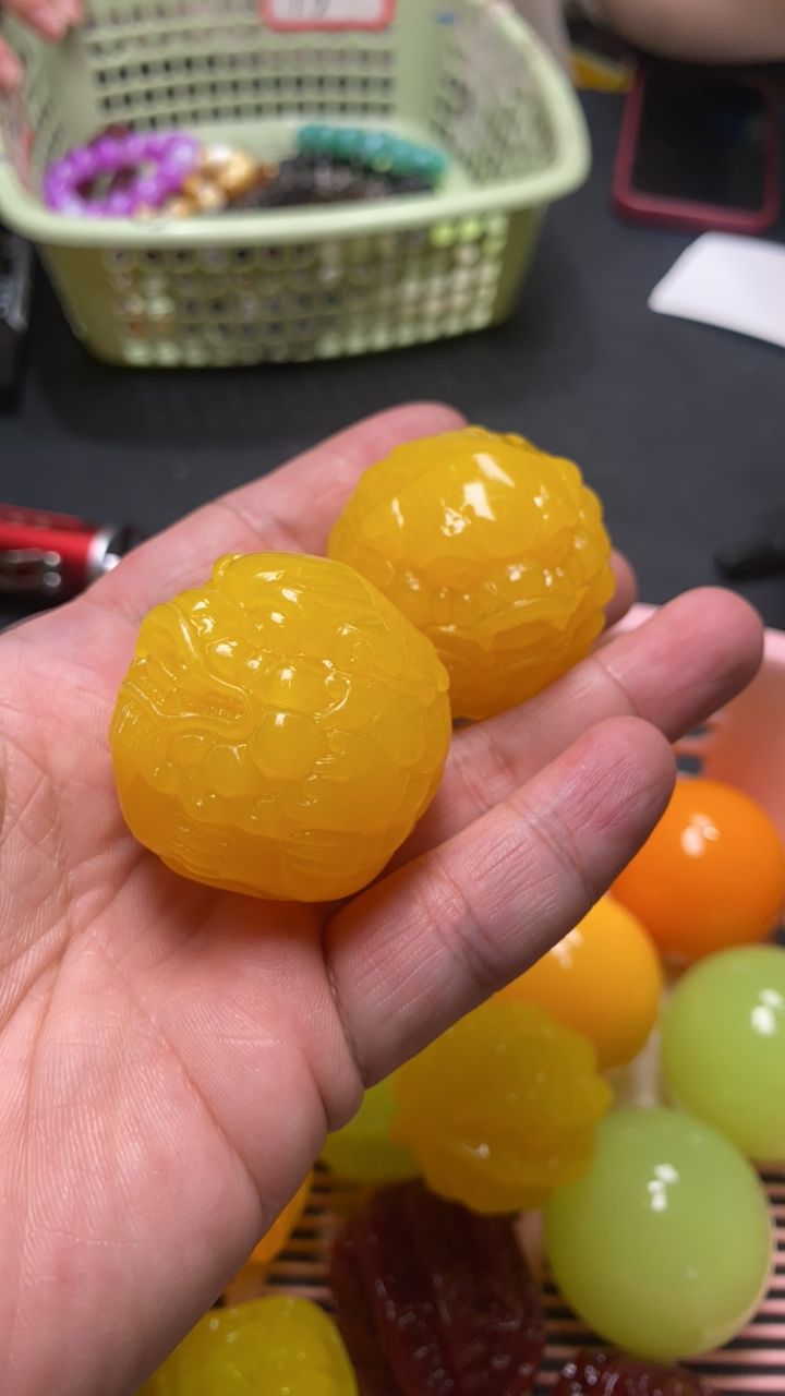 B672   鸡油黄蜜龙珠手把