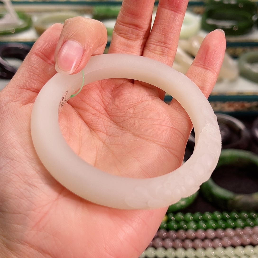 和田玉手镯未镶嵌爱****葱