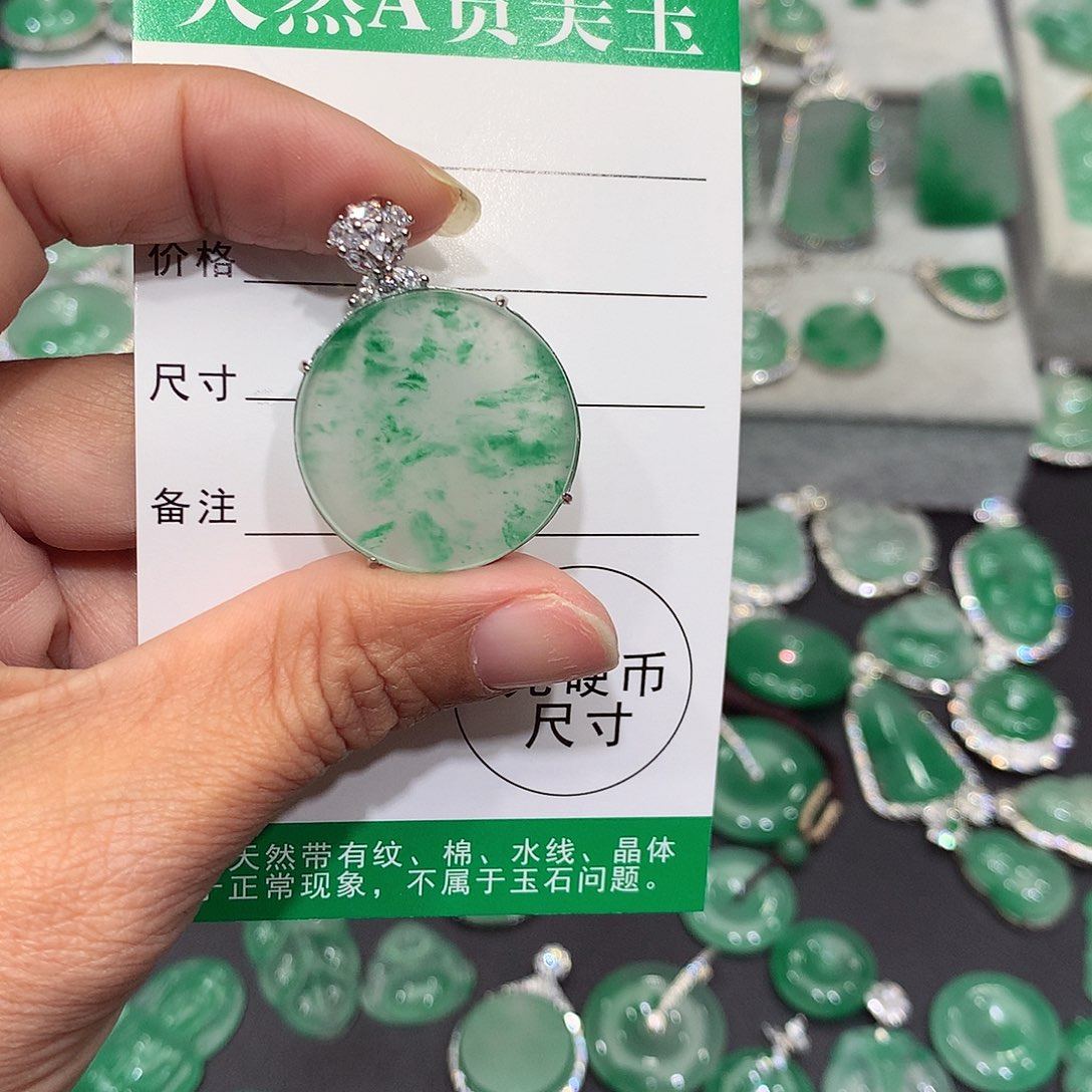 颈饰银S925镶嵌石英质玉（非洲翠）