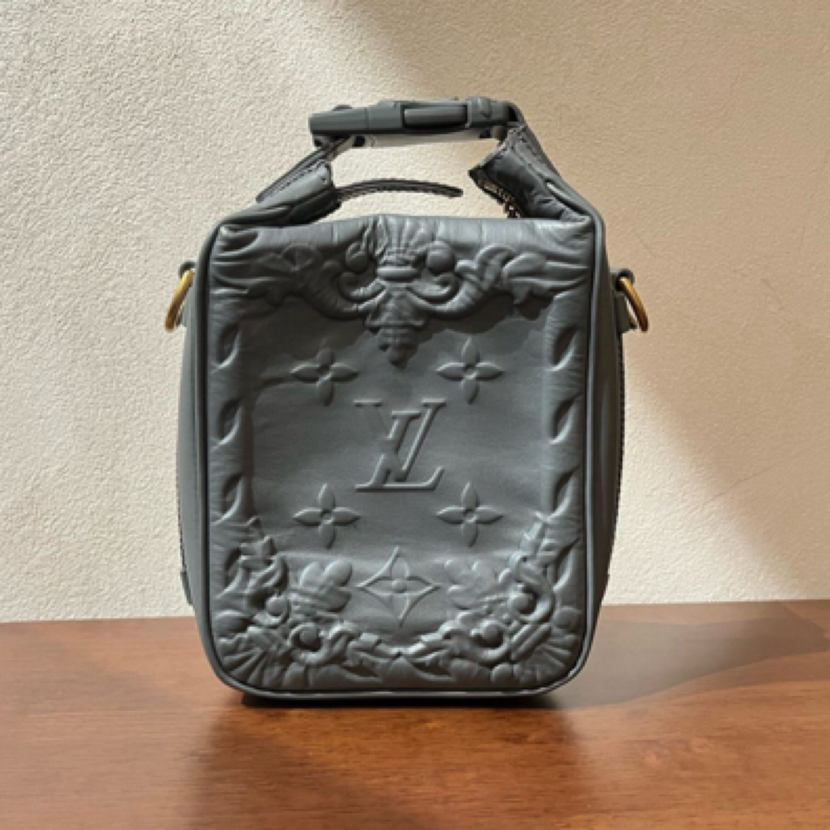 99新 LouisVuitton/路易威登 灰色金扣浮雕邮差包