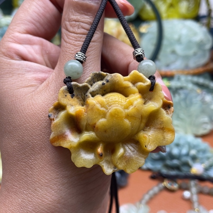 蛇纹石玉未镶嵌颈饰